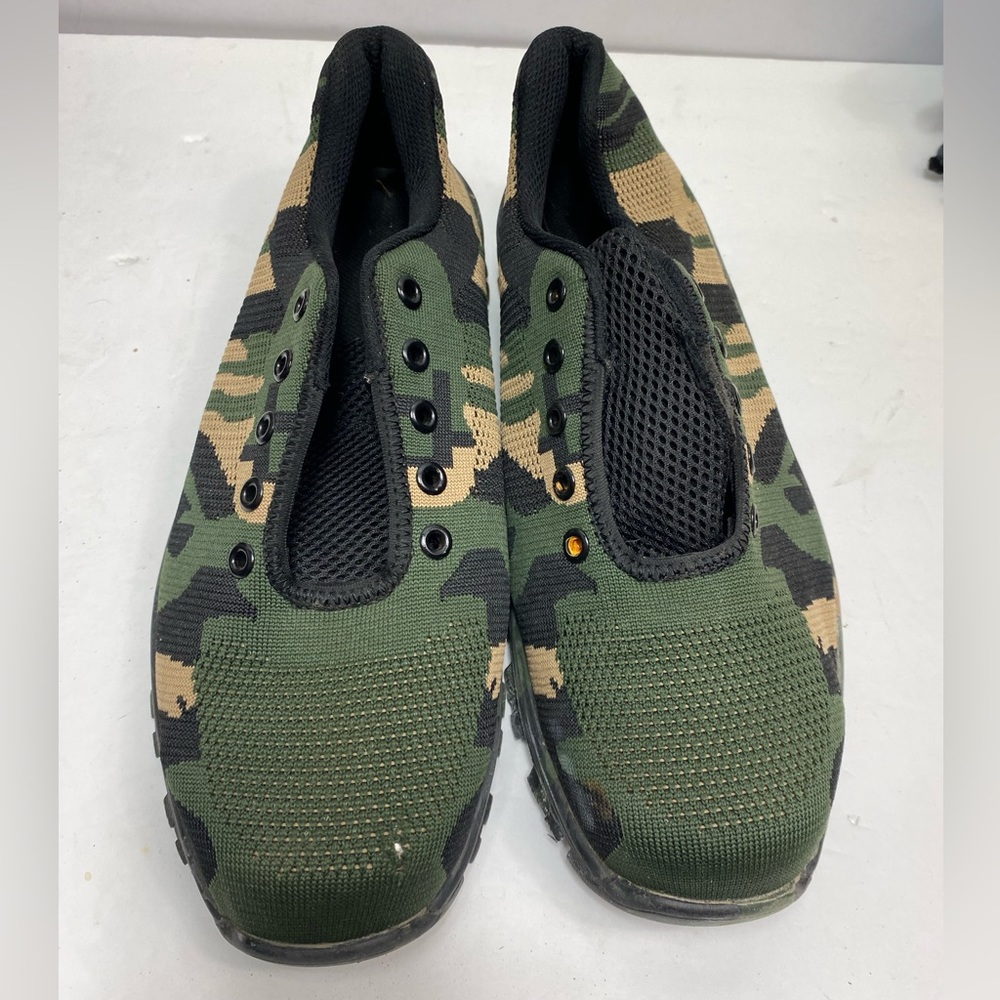 Steel-toed men’s shoes